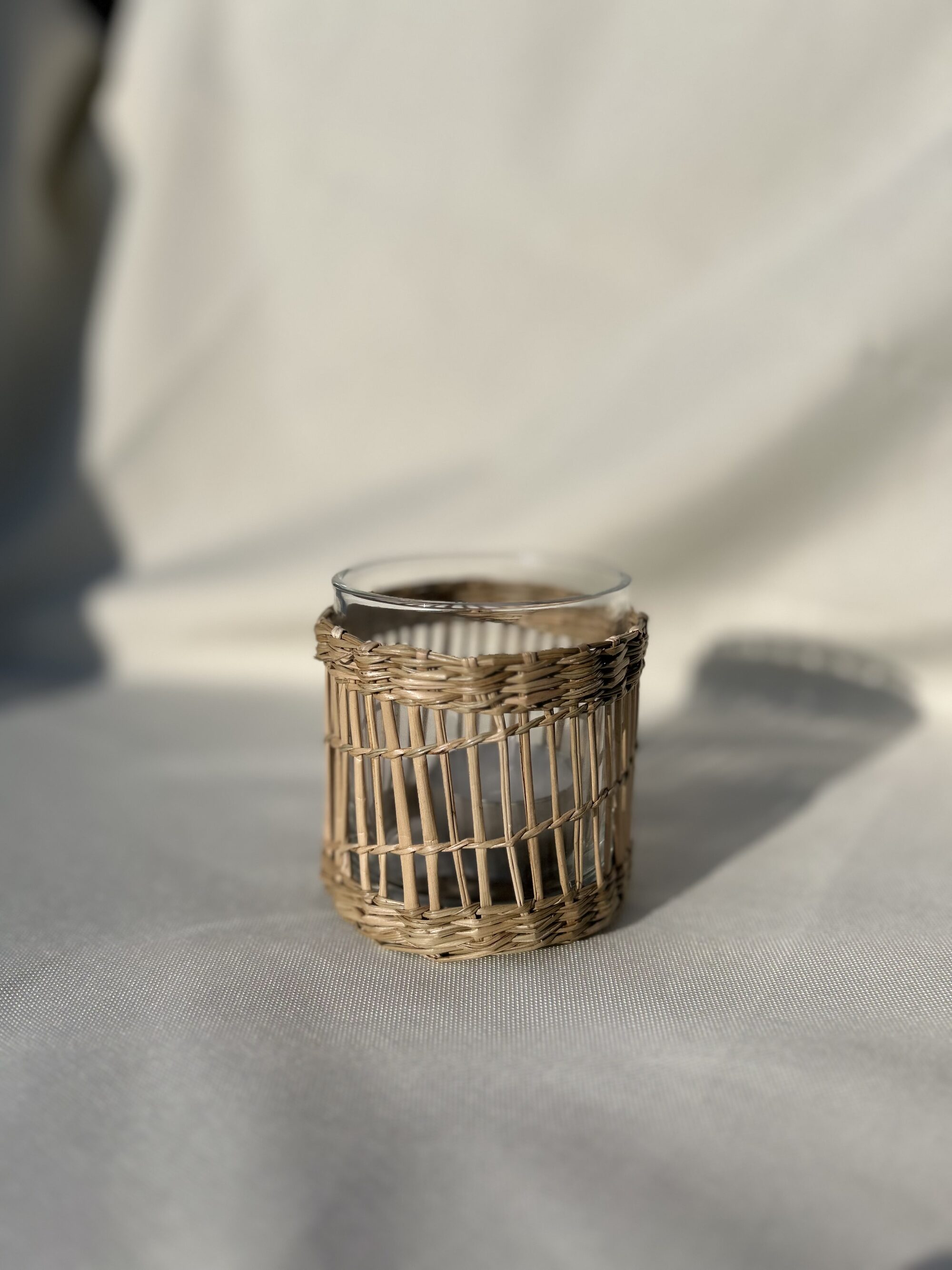Boho-Teelichtglas mit Bastumrandung
