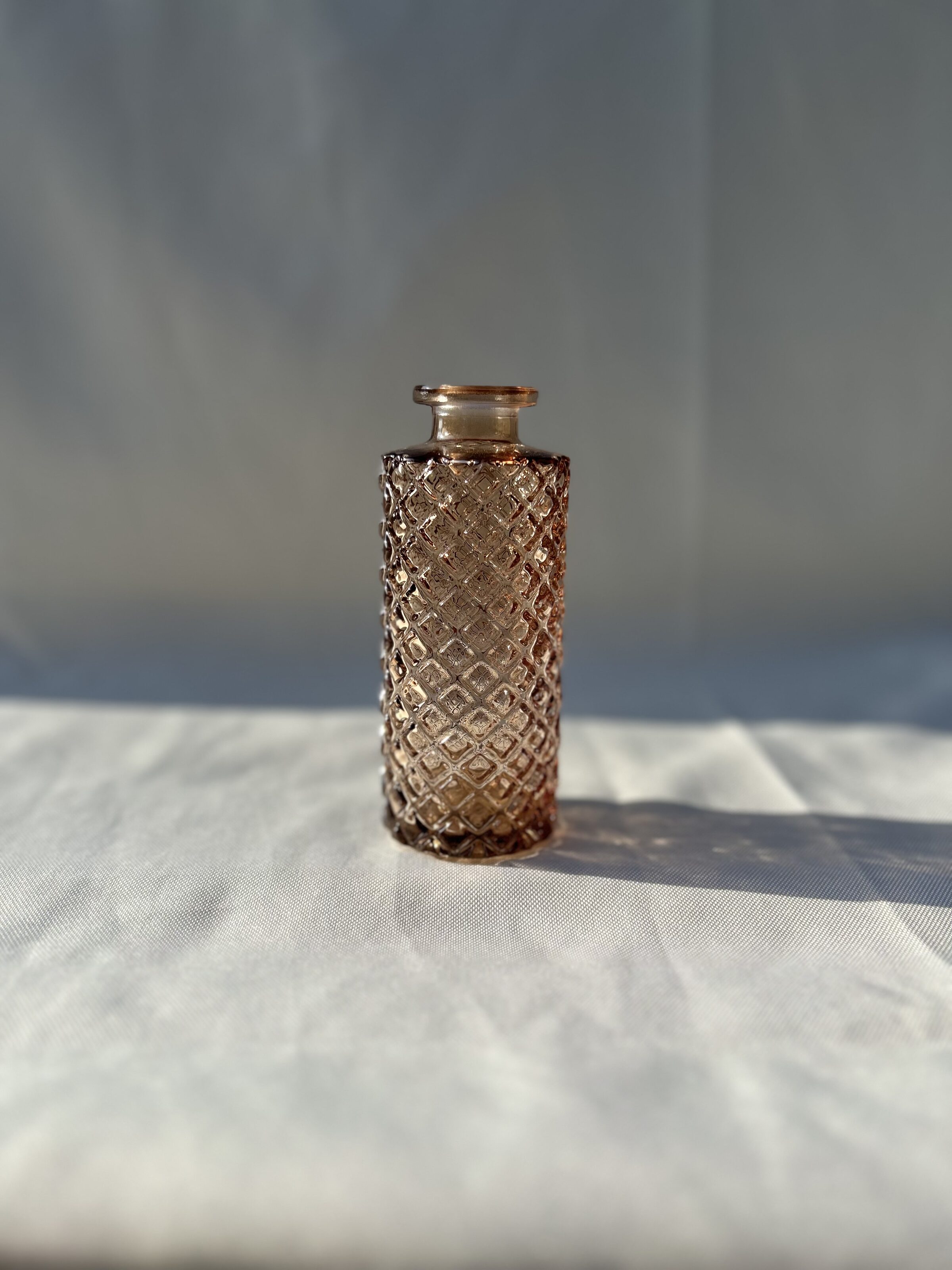 Gemusterte Terracotta-Vase als Beispiel für Liebeleih-Deko